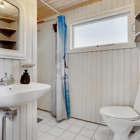 Stunning In Glesborg With Kitchen * Fjellerup Strand
