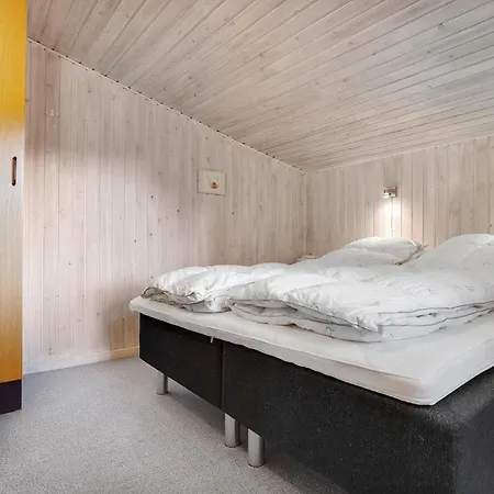 Stunning In Glesborg With Kitchen Fjellerup Strand