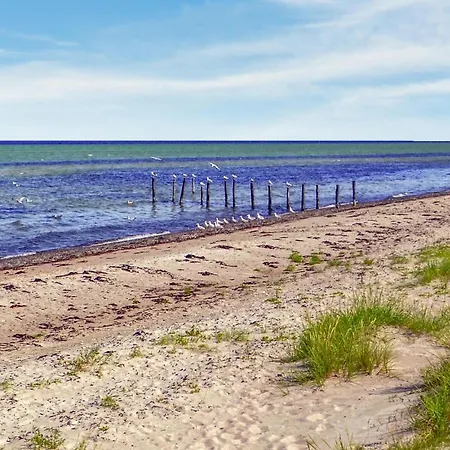 Дом отдыха Stunning In Glesborg With Kitchen Fjellerup Strand