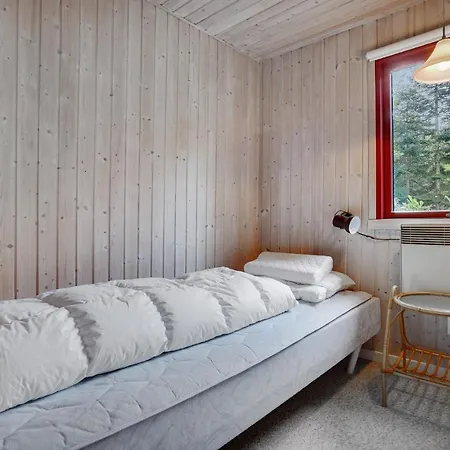 Дом отдыха Stunning In Glesborg With Kitchen Fjellerup Strand